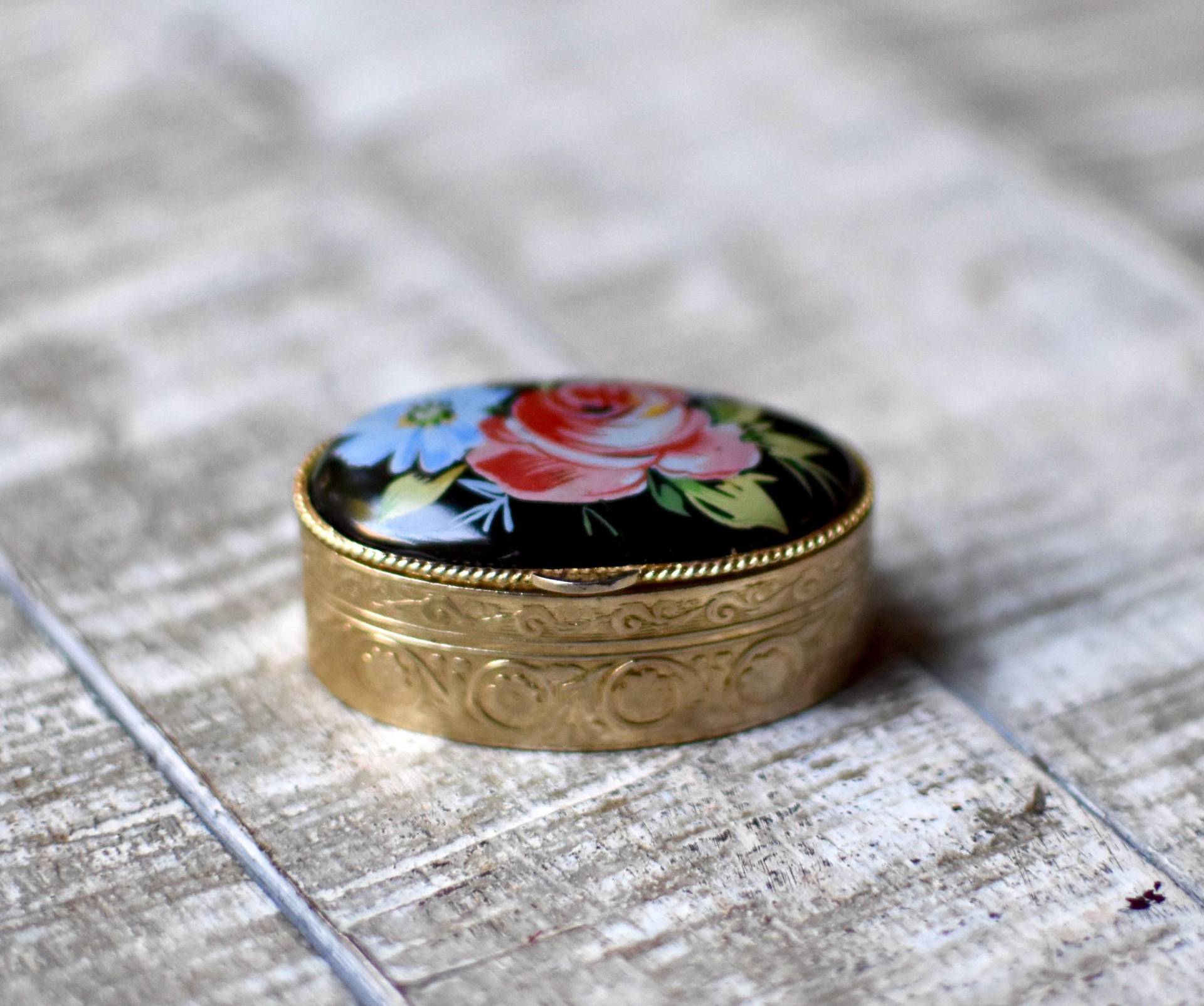 Vintage Kleine Pillenbox Porzellan Rosen Geschenk Trinkets Box von SekulidisAntiques