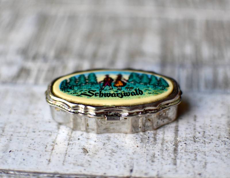 Vintage Kleine Pillenbox Schwarzwald Geschenk Trinkets Box von SekulidisAntiques