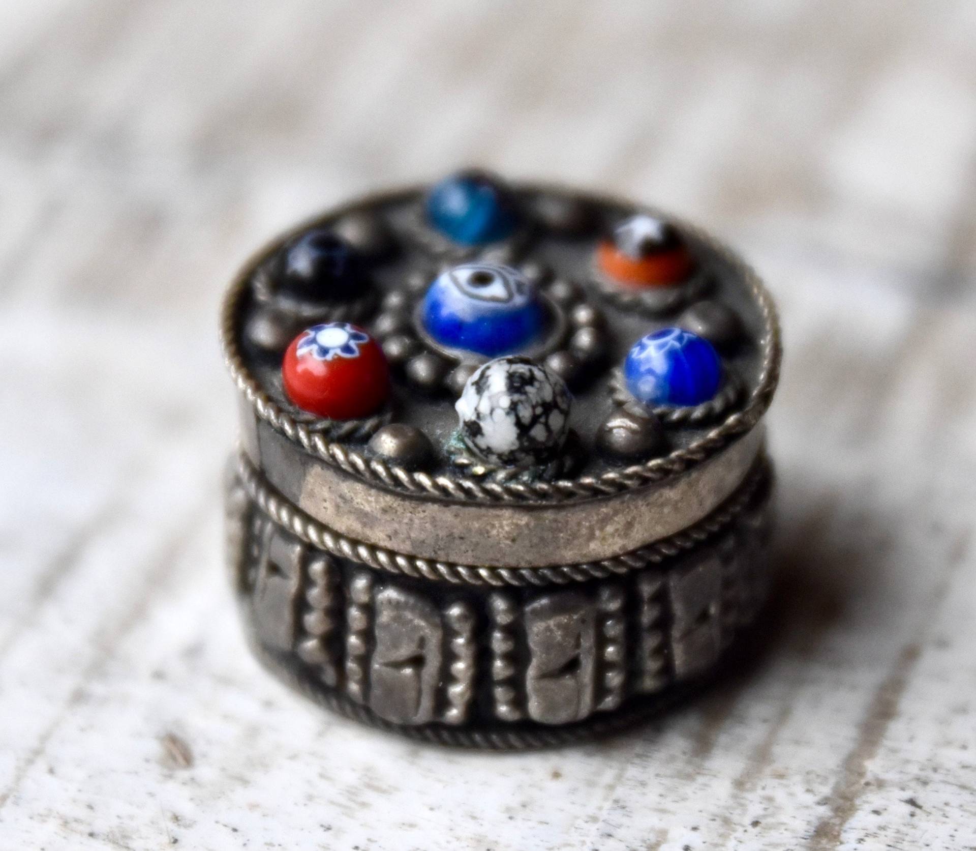 Vintage Kleine Schmuckschatulle Versilbert Bunte Steine Geschenk von SekulidisAntiques