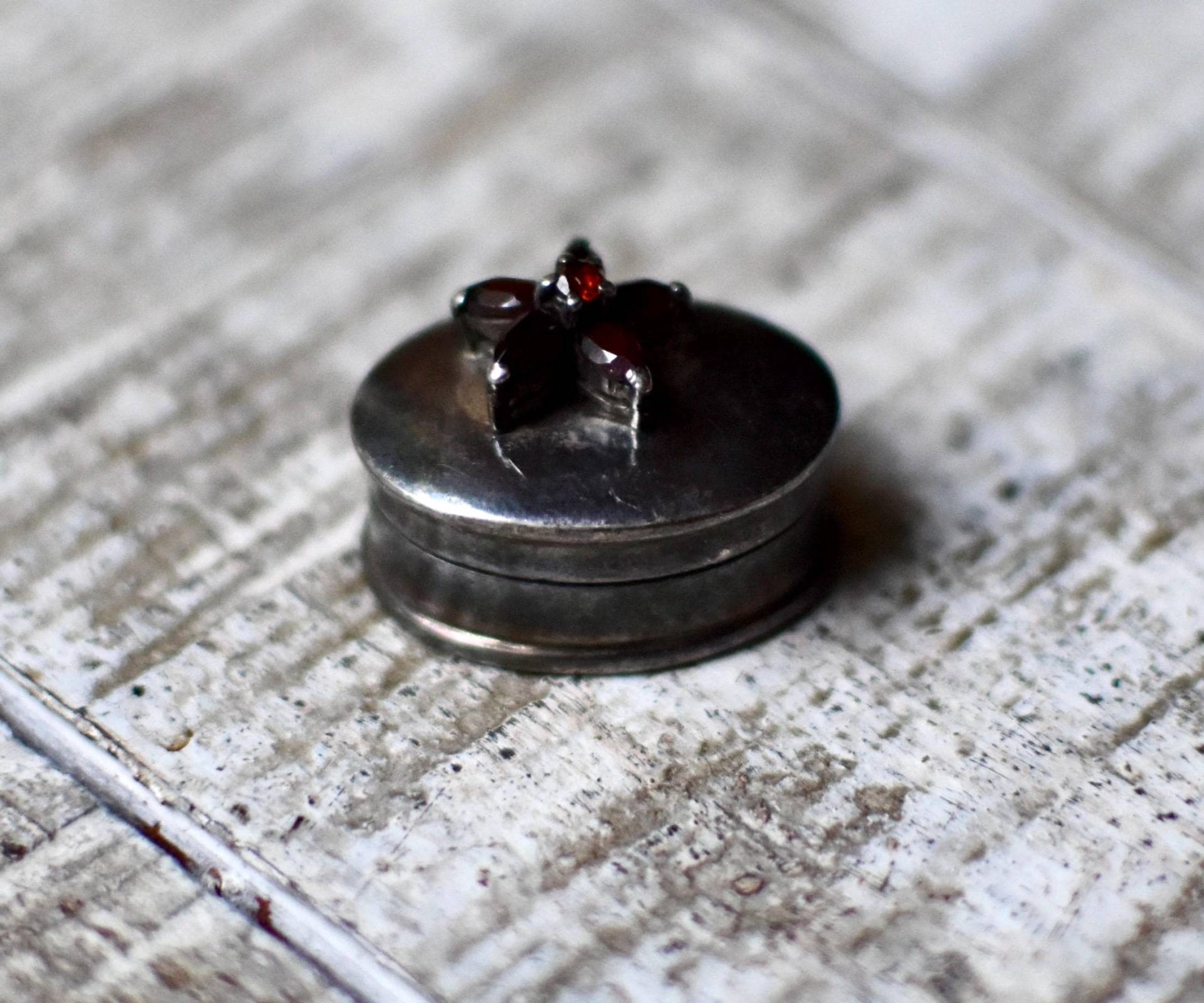 Vintage Kleine Sterling Silber Pillendose Rote Steine Schmuckschachtel von SekulidisAntiques