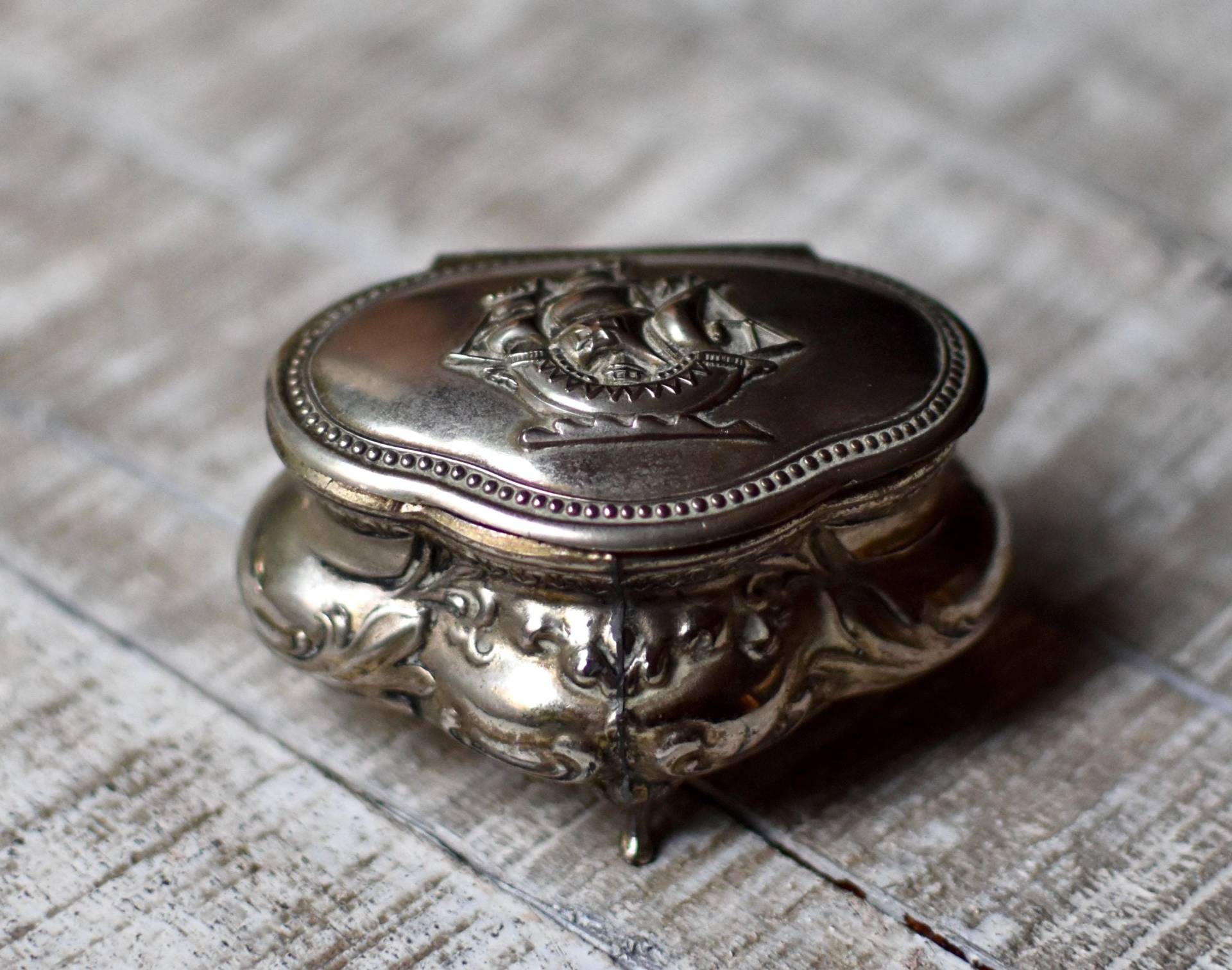 Vintage Metall Schmuckschatulle Versilbert Geschenk Art Nuovo Schmuck Aufbewahrungsbox von SekulidisAntiques