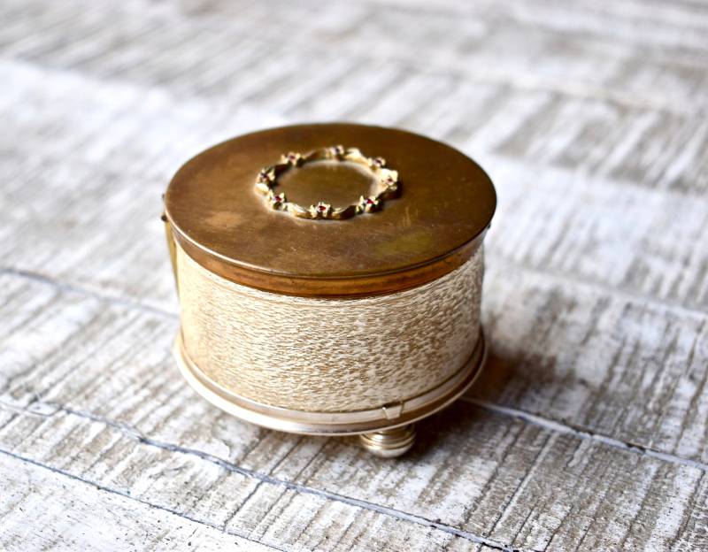 Vintage Powder Box Spiegel Retro Damen Geschenk Spieluhr von SekulidisAntiques