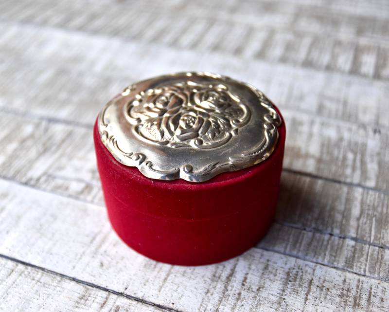 Vintage Rote Samt Sterling Silber Schmuck Box Rosen Trinkets von SekulidisAntiques