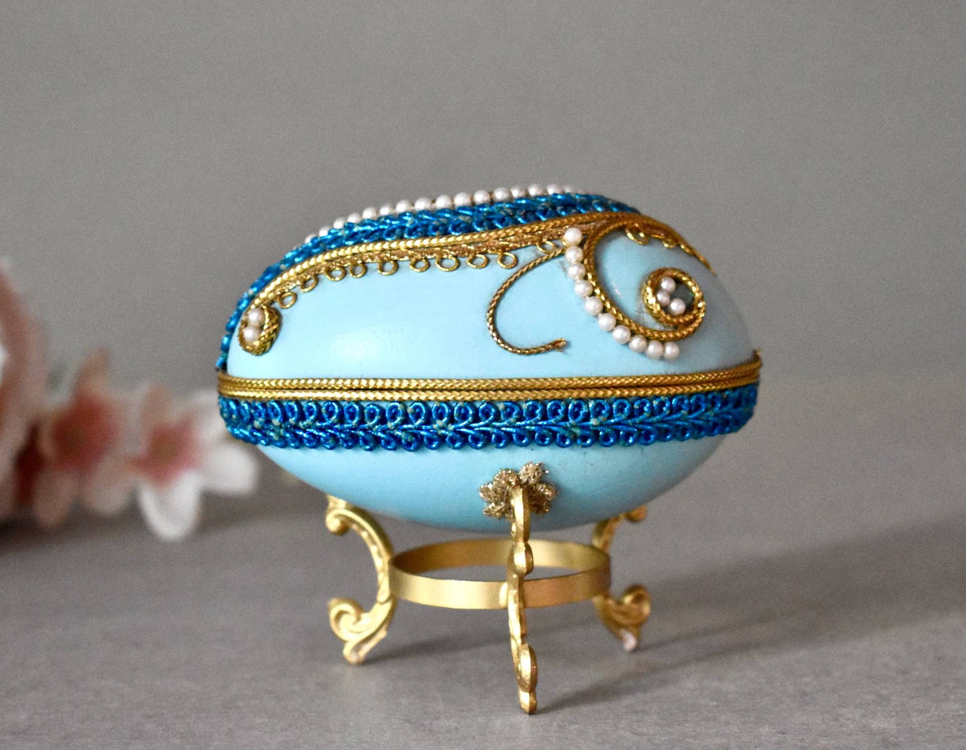 Vintage Schmuckschatulle Vergoldet Blau Egg Box Retro Home Decor von SekulidisAntiques