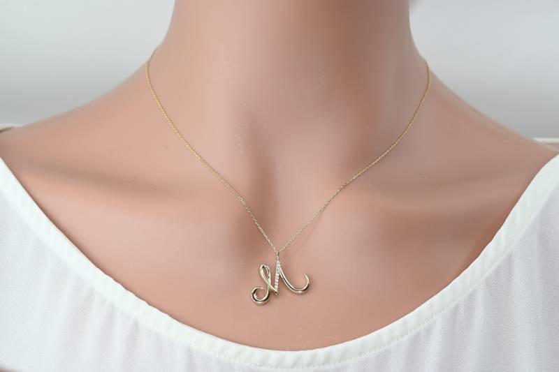 Massiver Gold Buchstabe M Halskette Moissanite Initial Anhänger, Handgemachter Schmuck von SelanicaFineJewelry