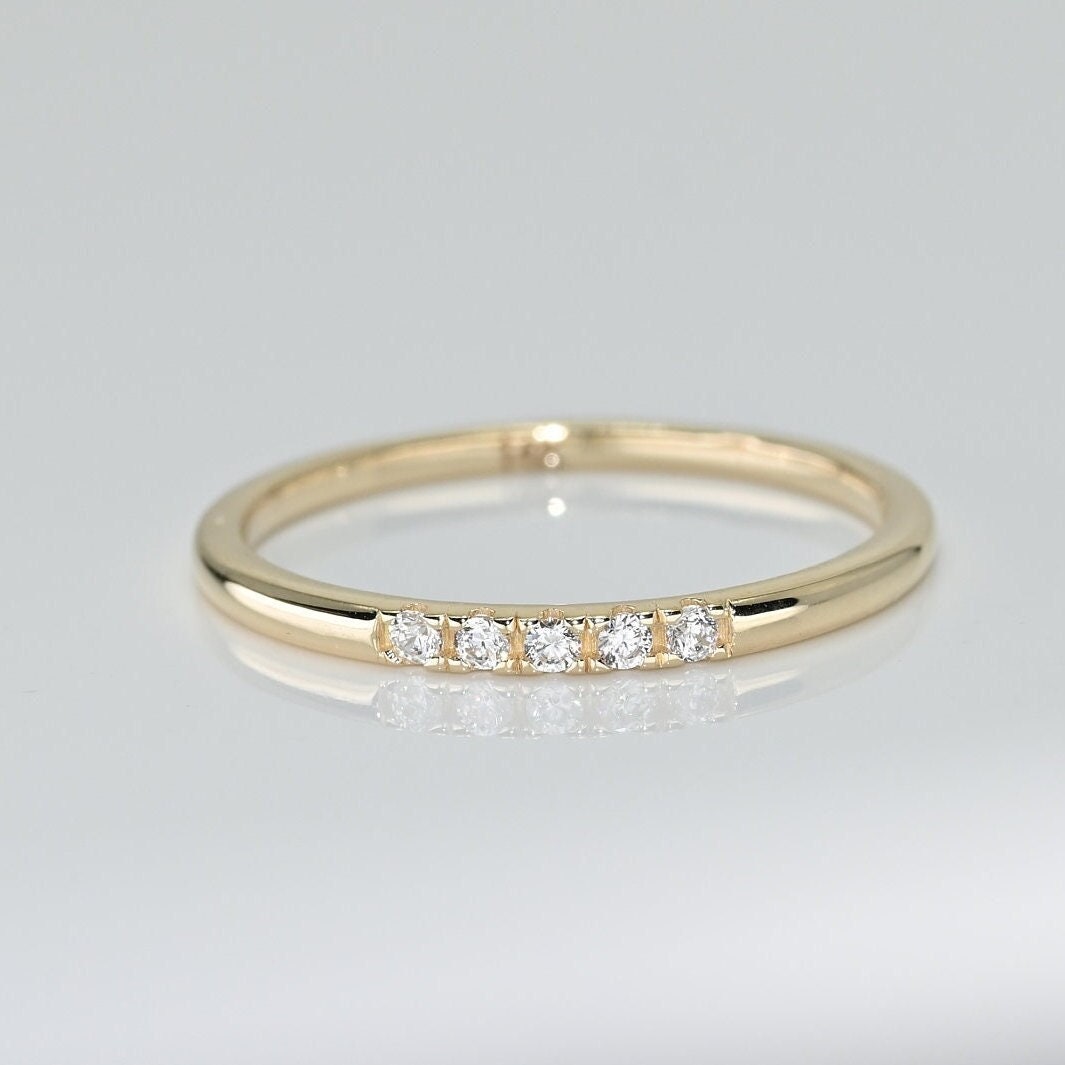 Solid Gold Zierliche Pave Band Ring, Echt Stapelbar Premium Einzigartiges Design Für Sie, Handgemachter Feiner Schmuck Von Selanica von SelanicaFineJewelry