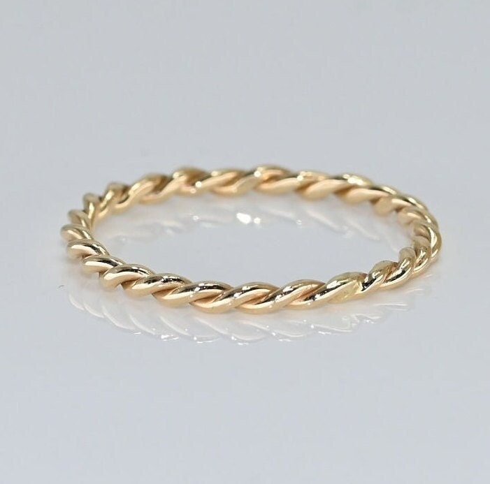 585Er Massivgold Twist-Ring Zierliches, Stapelbares Band von SelanicaFineJewelry