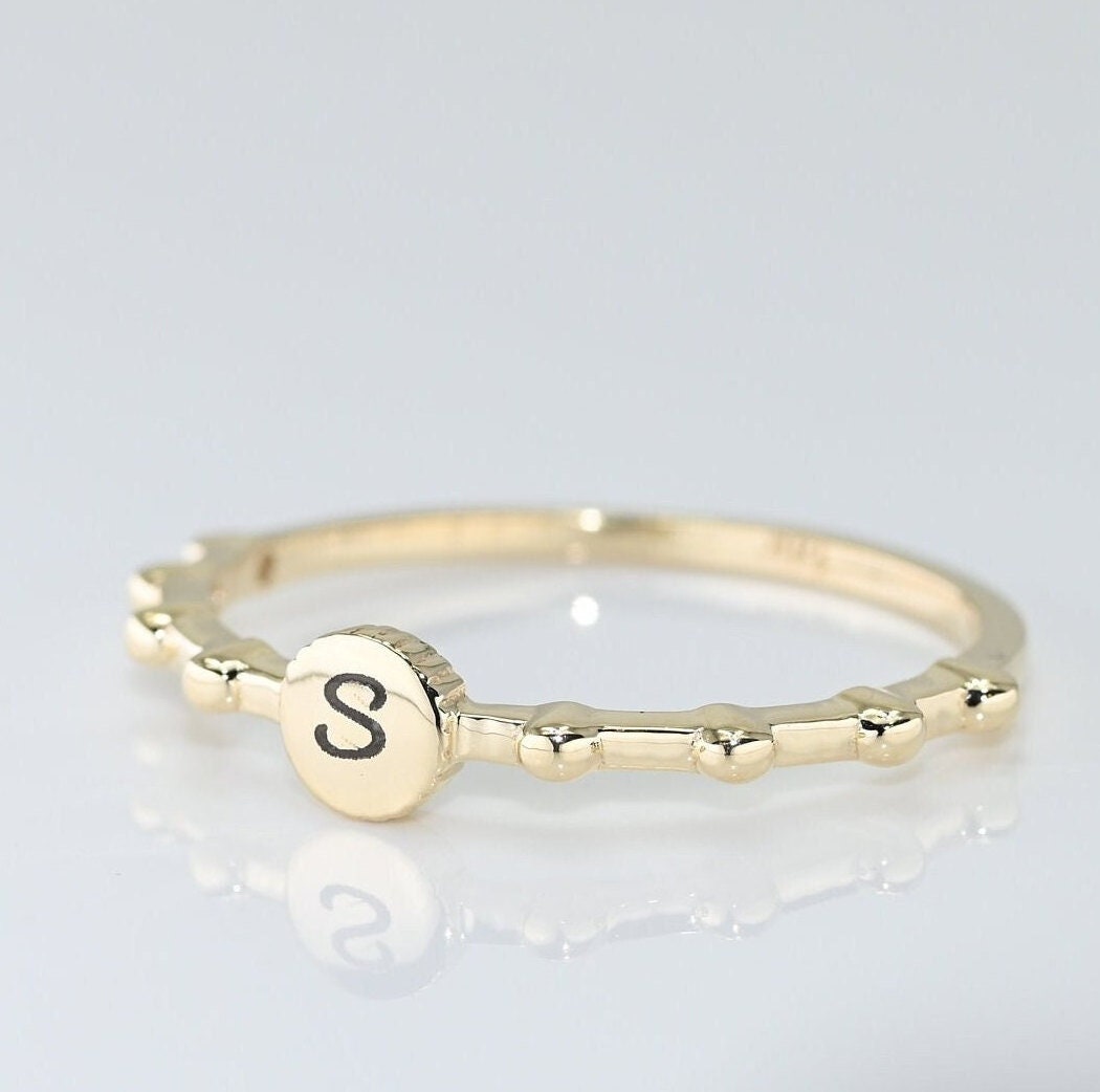 14K Solid Gold Zierlicher Personalisierter Buchstabe Ring, Echtes Zierliche Initial Einzigartiges Design Ring Für Sie, Handgemachter Feiner Schmuck von SelanicaFineJewelry