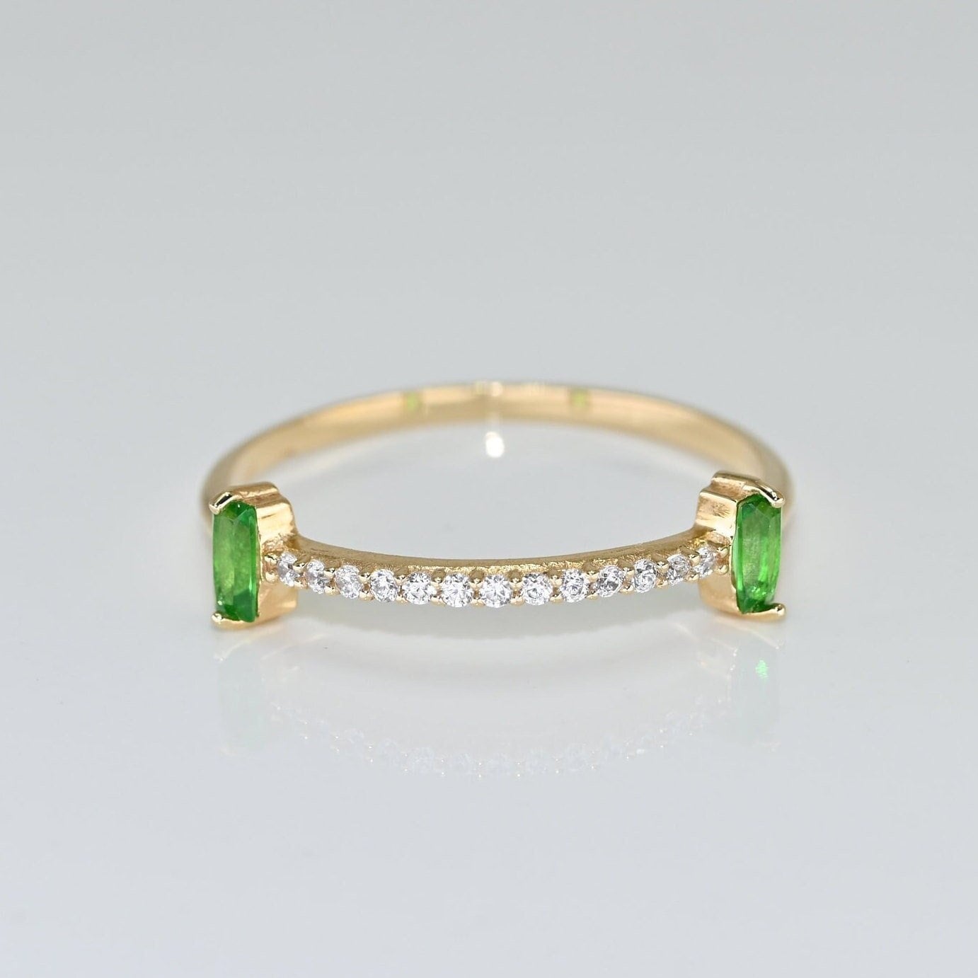 14K Solid Gold Zierlicher Smaragd Ring/Echt Ebnen Einstellung Moissanite Band Für Sie Handgemachter Edler Schmuck Von Selanica von SelanicaFineJewelry