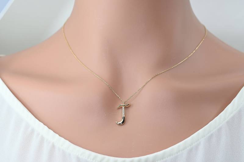 14K Massivgold Buchstabe J Zierlicher Moissanit-Anfangsanhänger von SelanicaFineJewelry