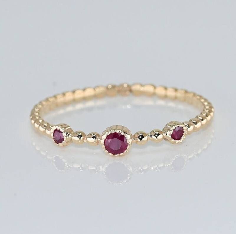 Goldring Mit Rubin Zierliches, Stapelbares Band, Handgemachtes Schmuckstück von SelanicaFineJewelry