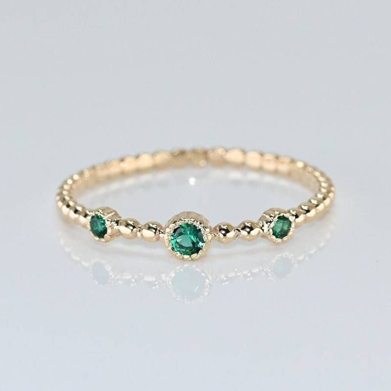Goldring Mit Smaragd Zierliches, Stapelbares Band, Handgemachtes Schmuckstück von SelanicaFineJewelry