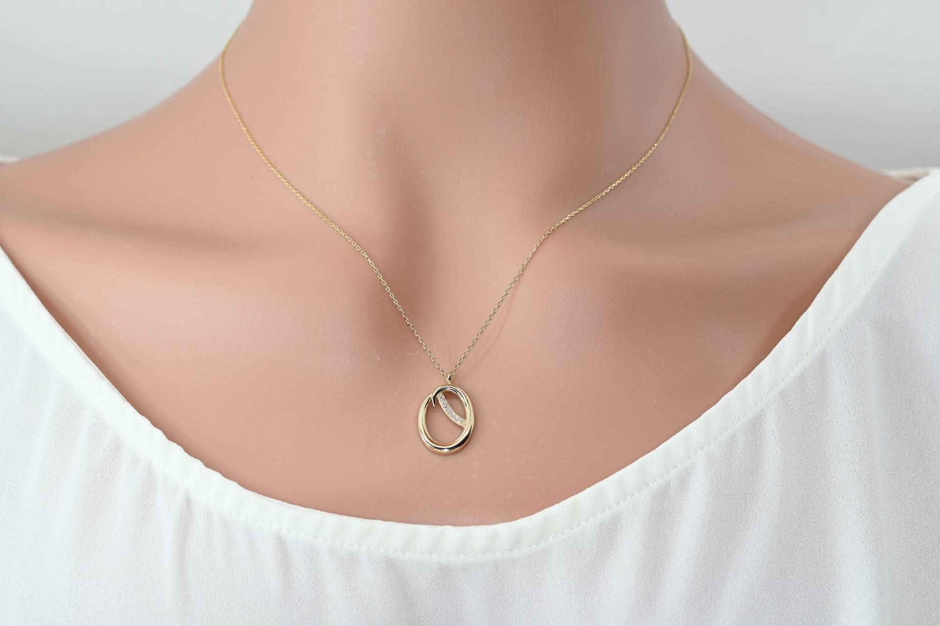 Solid Gold Buchstabe O Halskette Moissanite Initial Anhänger von SelanicaFineJewelry