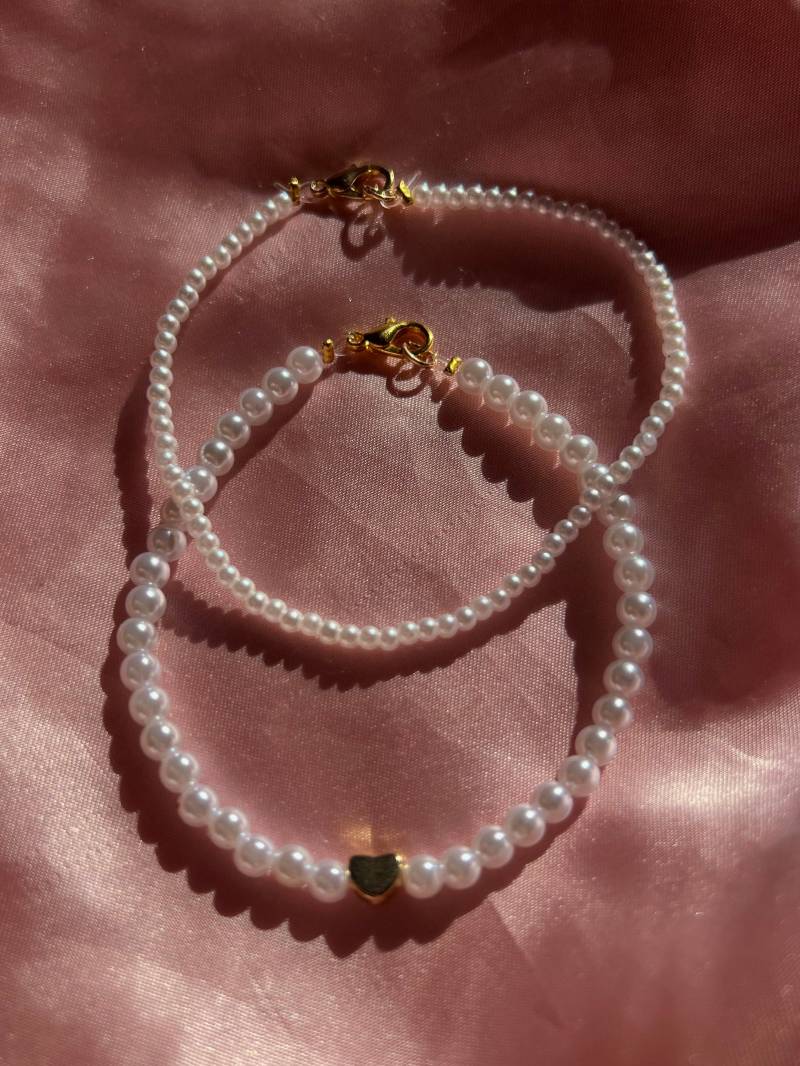 Perlenkette Mit Goldenem Herz/Große Perlen Golddetails Und Steinchen Mini-Perlenarmband Perlenkette Mit Goldenem Herz/Große Perlen Golddetails Und Steinchen Mini-Perlenarmband von Selarastudio