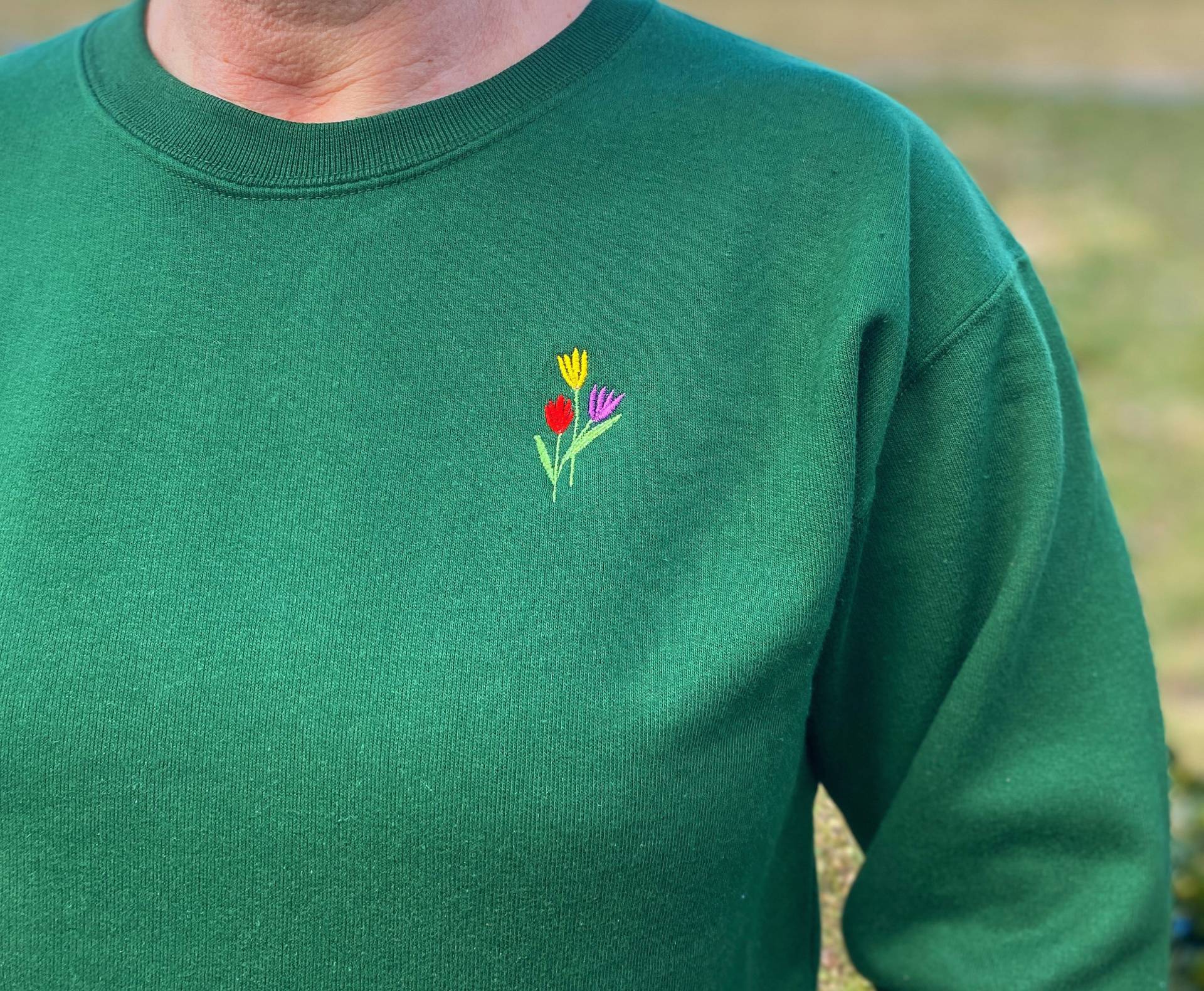 Bestickter Pullover Mit Tulpen/ Sweater/ Partnerlook/ Geschenk Mama/ Frau/ Tulpenpulli/ Blumen Bestickter Pullover Mit Tulpen/ Sweater/ Partnerlook/ Geschenk Mama/ Frau/ Tulpenpulli/ Blumen von SelbstbesticktJL
