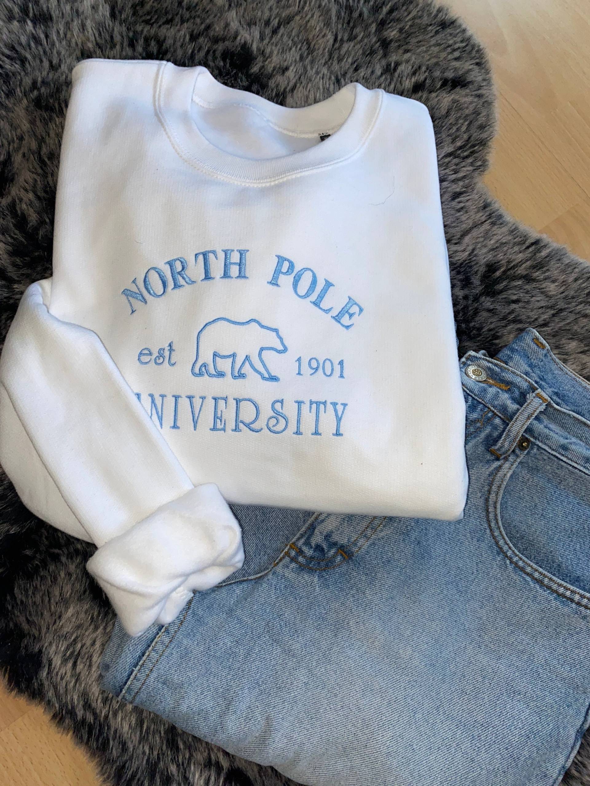 Selbstbestickter Weihnachts-Sweater „North Pole Universität" Mit Einem Eisbären Selbstbestickter Weihnachts-Sweater „North Pole Universität" Mit Einem Eisbären von SelbstbesticktJL