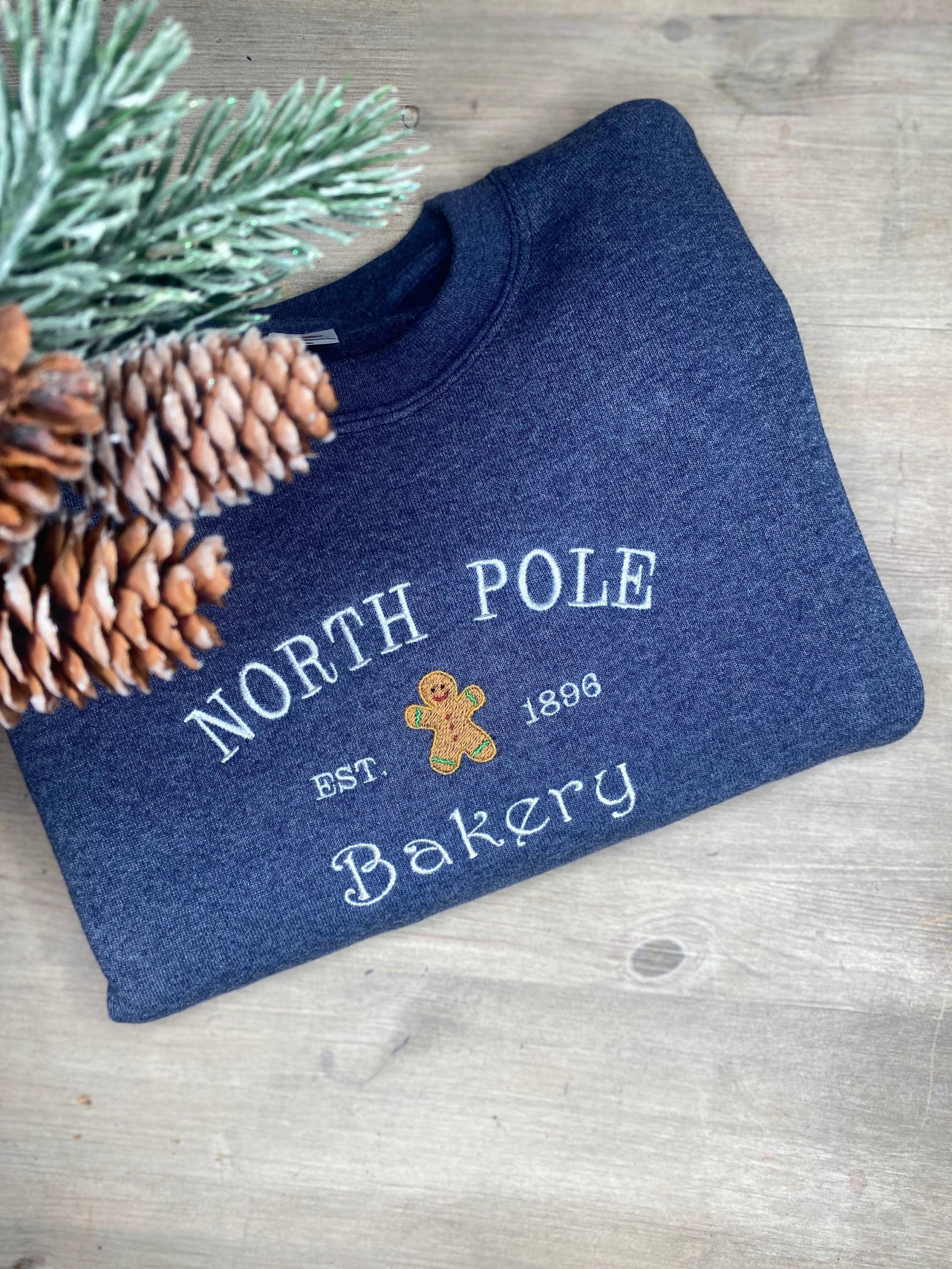 Selbstbestickter Weihnachtspullover North Pole Bakery Lebkuchen Selbstbestickter Weihnachtspullover North Pole Bakery Lebkuchen von SelbstbesticktJL