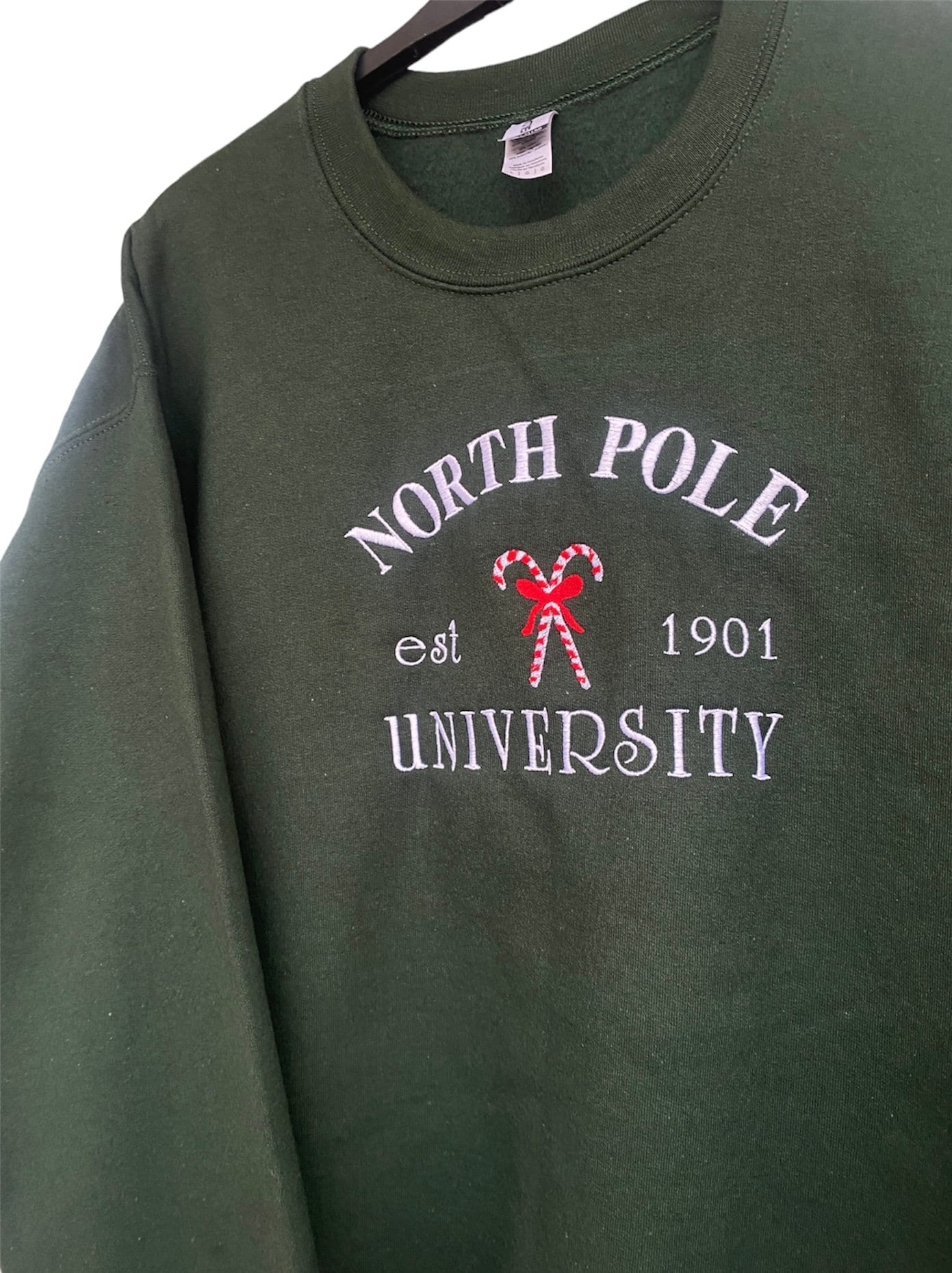 Selbstbestickter Weihnachtspullover North Pole University Zuckerstangen Selbstbestickter Weihnachtspullover North Pole University Zuckerstangen von SelbstbesticktJL