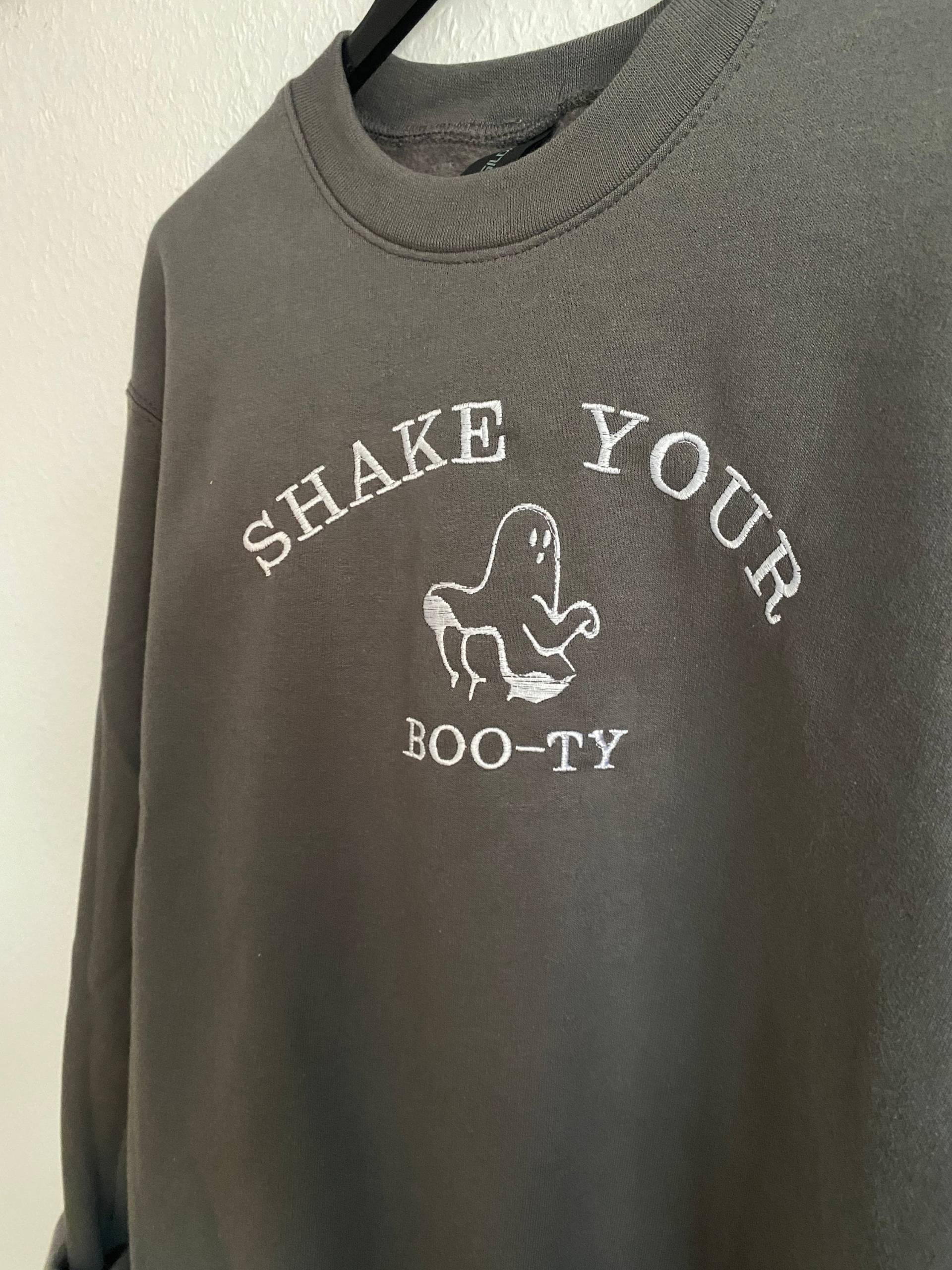 Shake Your Boo-Ty Sweatshirt Vintage Halloween Sweater Bestickt Pullover Herbst Geist Shake Your Boo-Ty Sweatshirt Vintage Halloween Sweater Bestickt Pullover Herbst Geist von SelbstbesticktJL