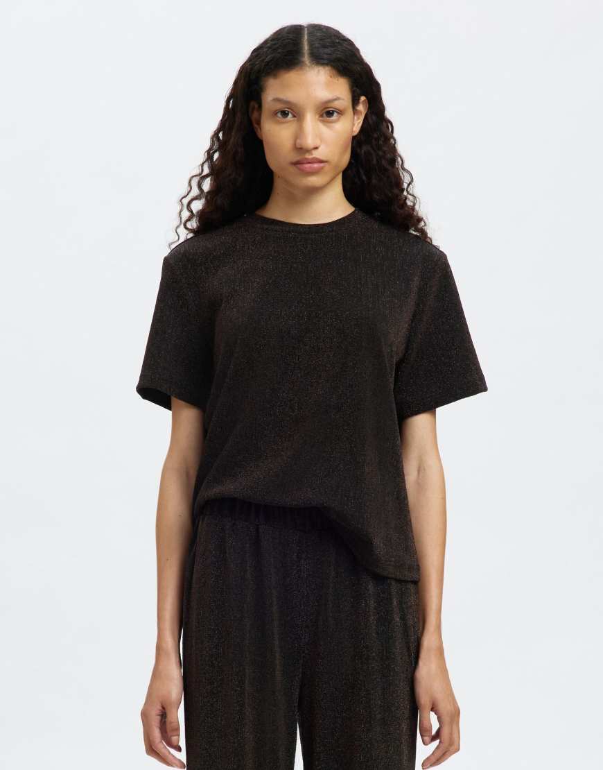 Selected Femme - Kurzärmliges Oberteil in der Farbe Delicioso-Brown von Selected Femme