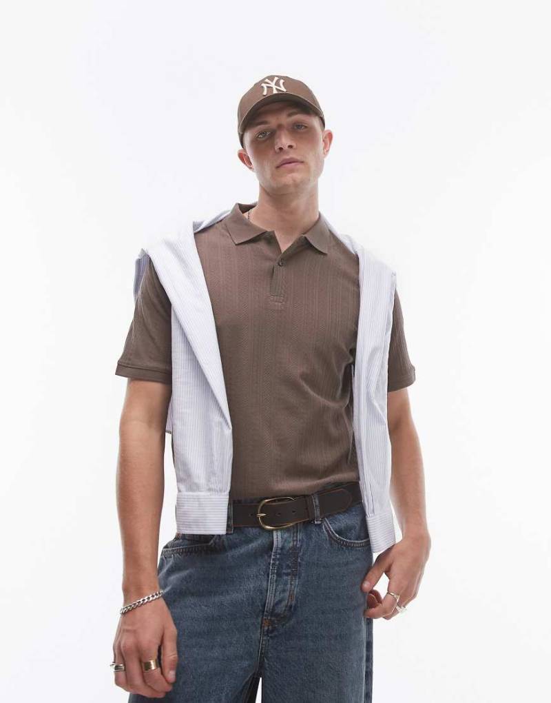 Selected Homme - Gestricktes Polohemd in Braun mit Applikationsmuster von Selected Homme