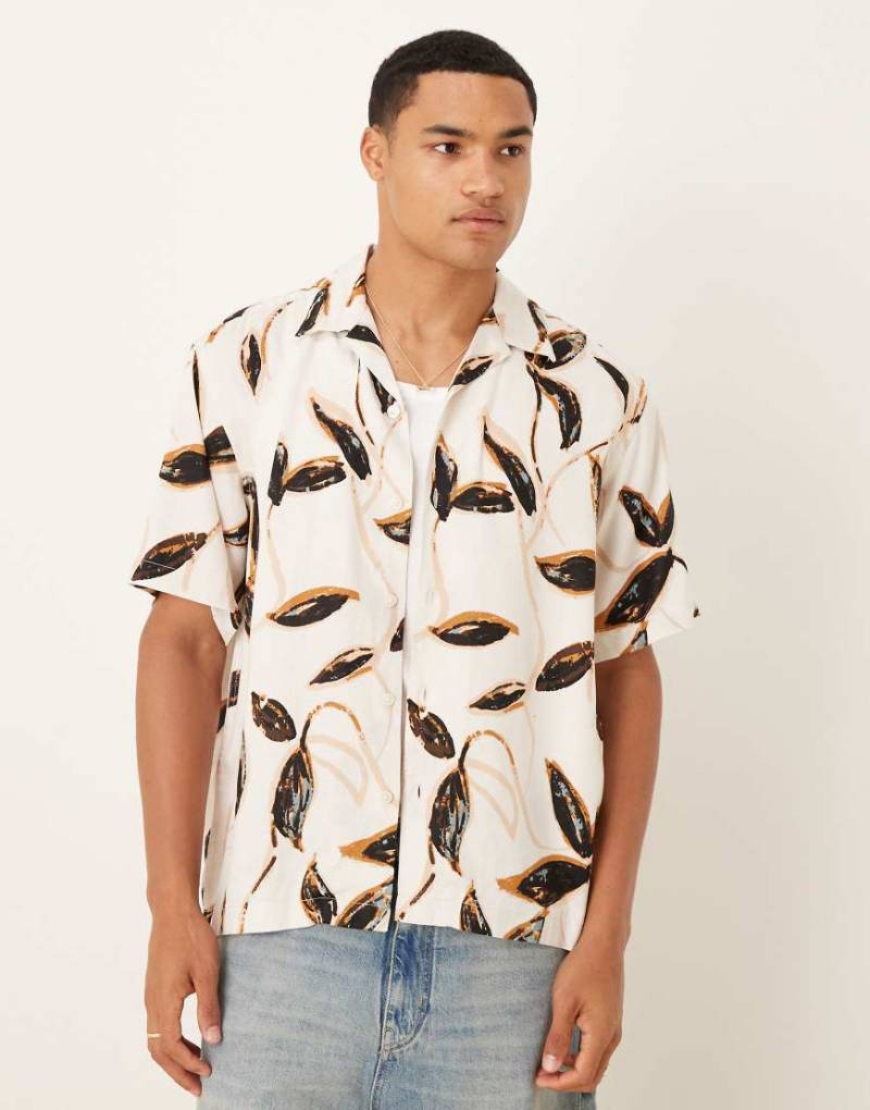 Selected - Hemd in Creme mit braunem Blattprint und Reverskragen-Weiß von Selected
