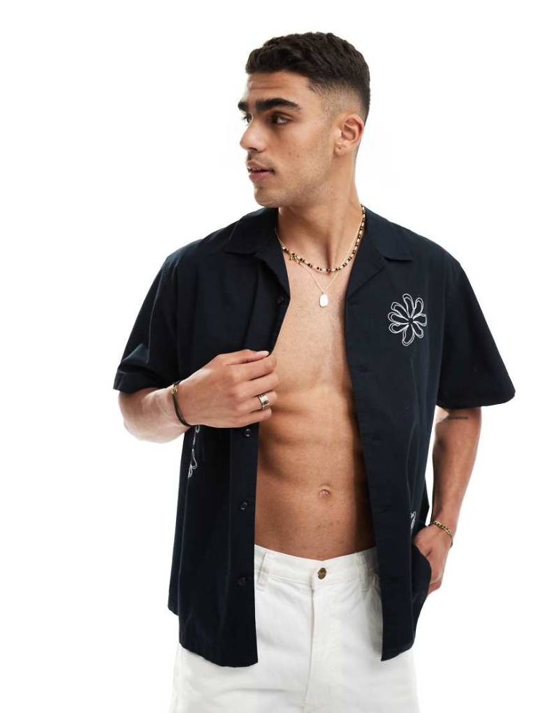 Selected Homme - Hemd in Schwarz mit Reverskragen und abstrakten Blumen-Prints in Cremeweiß von Selected Homme