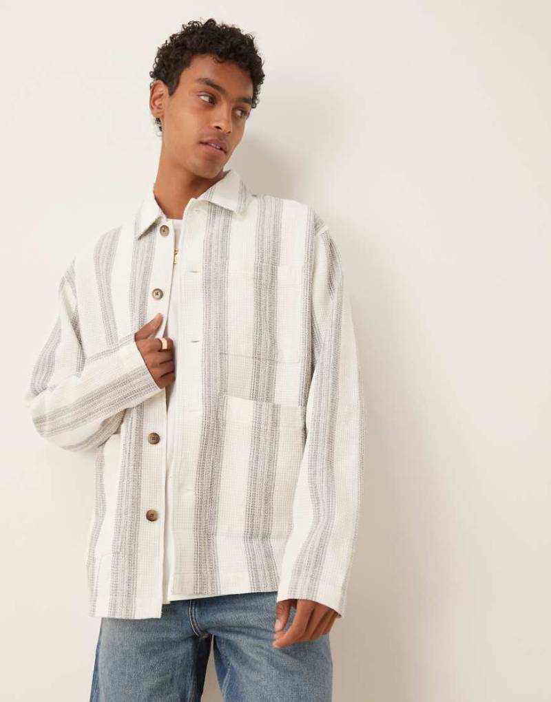 Selected Homme - Hemdjacke in Weiß mit Waffelstruktur und marineblauen Streifen von Selected Homme