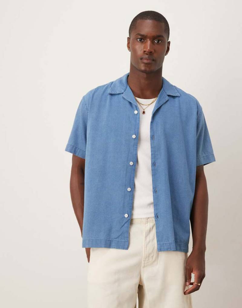 Selected Homme - Jeanshemd aus 100% Baumwolldenim in mittelblauer Waschung mit Reverskragen von Selected