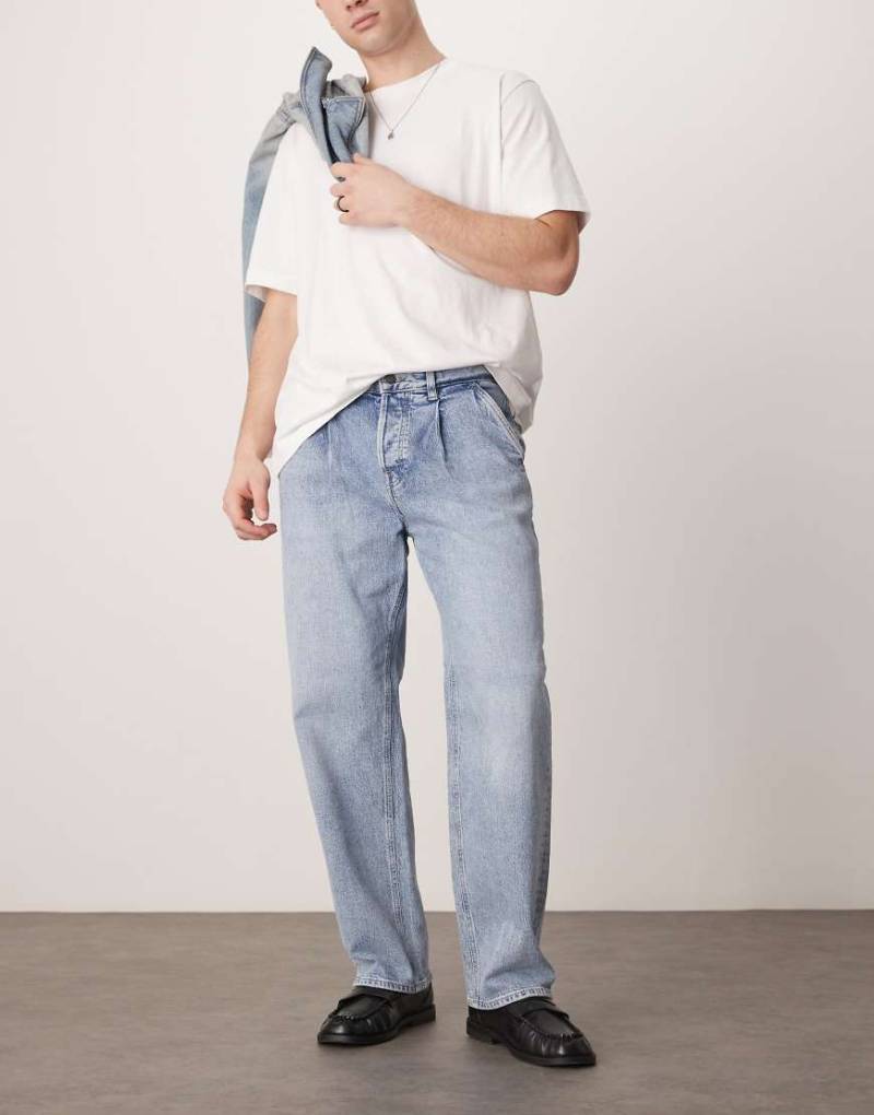 Selected - Kobe - Jeans in Hellblau mit lockerem Schnitt und Bundfalten von Selected