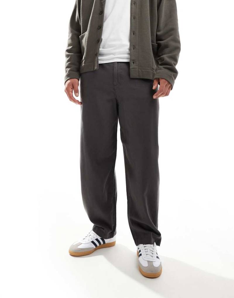 Selected - Weit geschnittene Hose in Grau mit Faltendetails von Selected