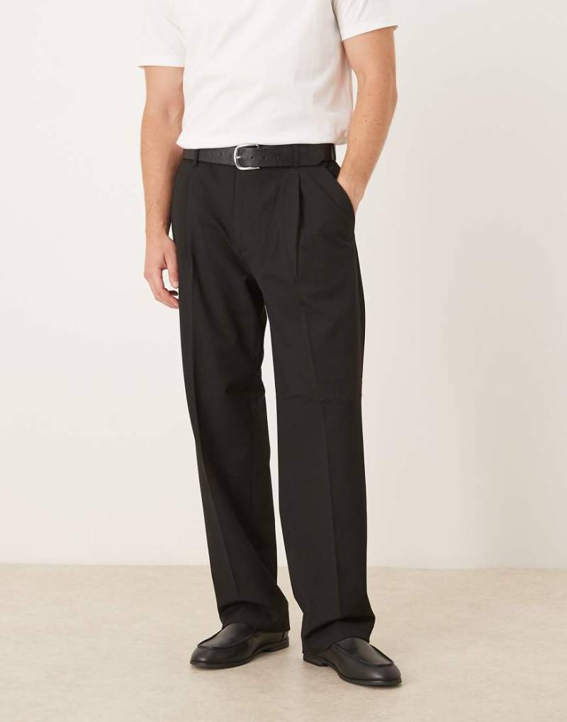 Selected - Locker geschnittene Hose in Schwarz mit Faltendetails von Selected