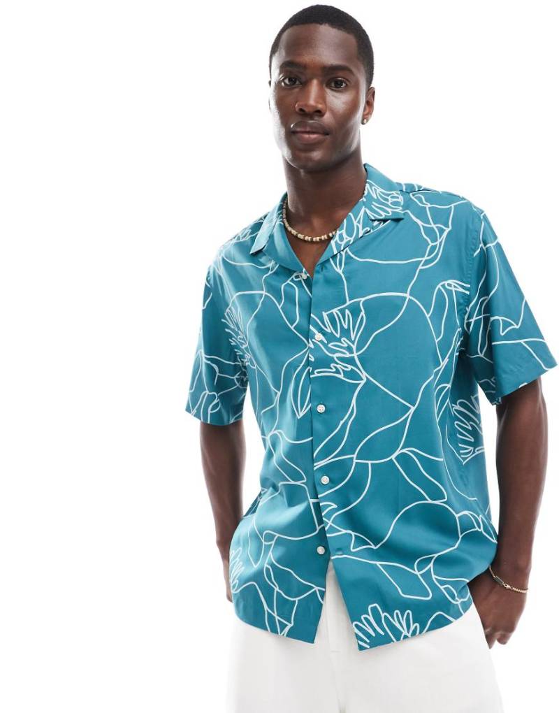 Selected Homme - Oversize-Hemd in Grün mit floralem Linienprint und Reverskragen von Selected Homme