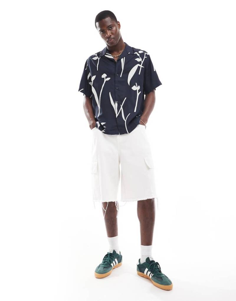 Selected Homme - Oversize-Hemd in Marineblau mit Blattprint und Reverskragen von Selected Homme