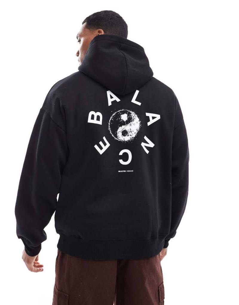 Selected Homme - Oversize-Kapuzenpullover in Schwarz mit Balance-Print in runder Optik am Rücken von Selected Homme
