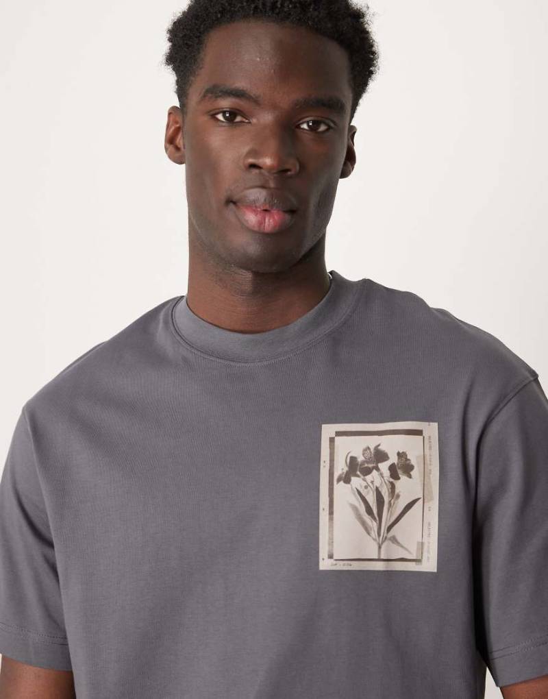 Selected Homme - Oversize-T-Shirt in Grau mit Blumen-Print auf der Brust von Selected Homme