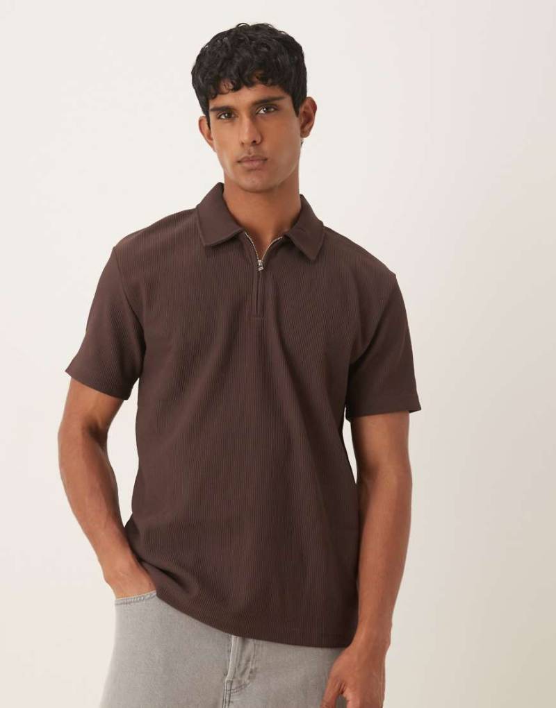 Selected - Plissee-Polohemd in Braun mit kurzem Reißverschluss von Selected