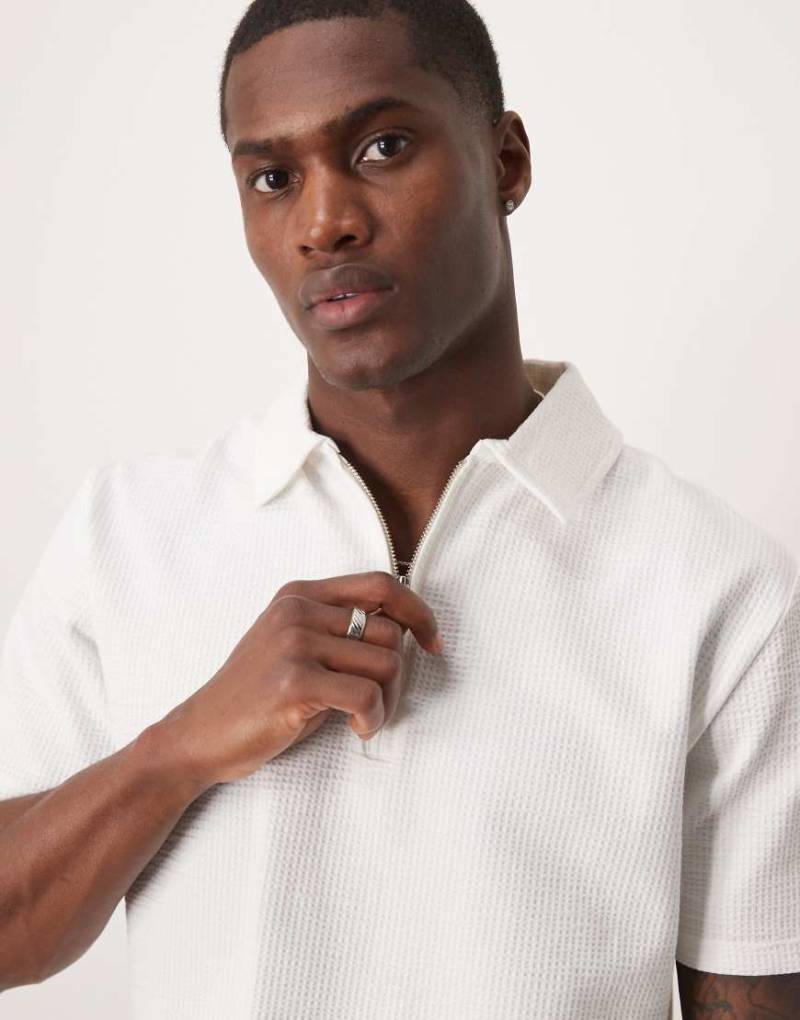 Selected - Seersucker-Polohemd in Cremeweiß mit kurzem Reißverschluss von Selected