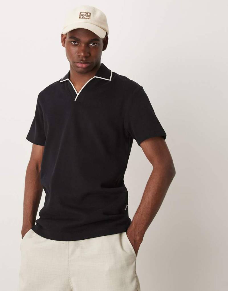 Selected - Polohemd in Schwarz mit geschlitztem Ausschnitt von Selected