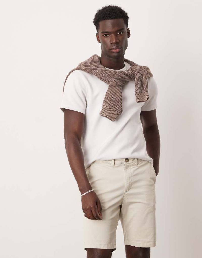 Selected - Schmal geschnittene Chinoshorts in Creme-Weiß von Selected