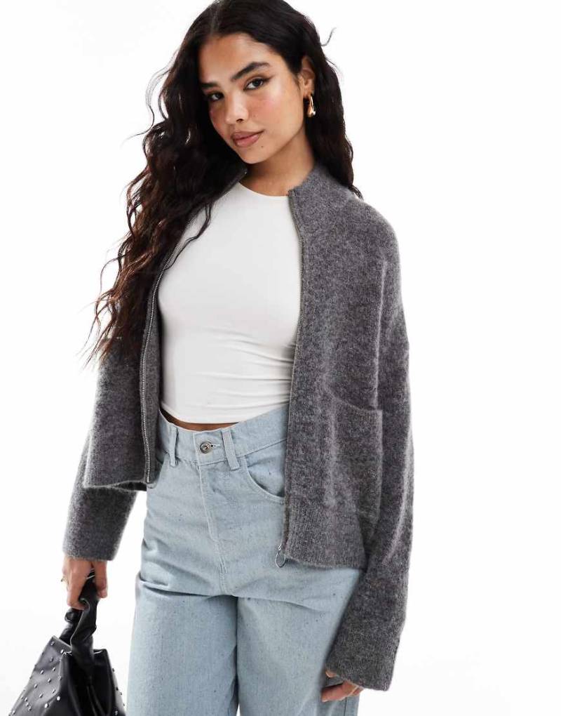 Selected Femme - Flauschige Strickjacke aus Alpaka-Wollmix in Grau mit Reißverschluss und Taschen von Selected