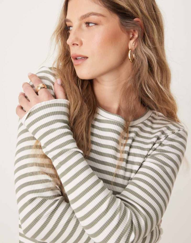 Selected Femme - Langärmliges, geripptes Shirt mit Streifenmuster in Grün und Weiß von Selected