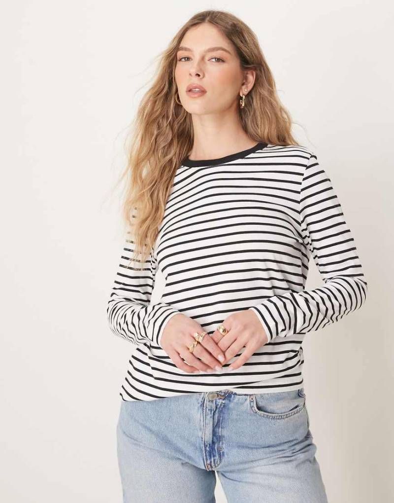 Selected Femme - Langärmliges, gestreiftes Shirt in Schwarz-Weiß mit kastigem Schnitt-Bunt von Selected