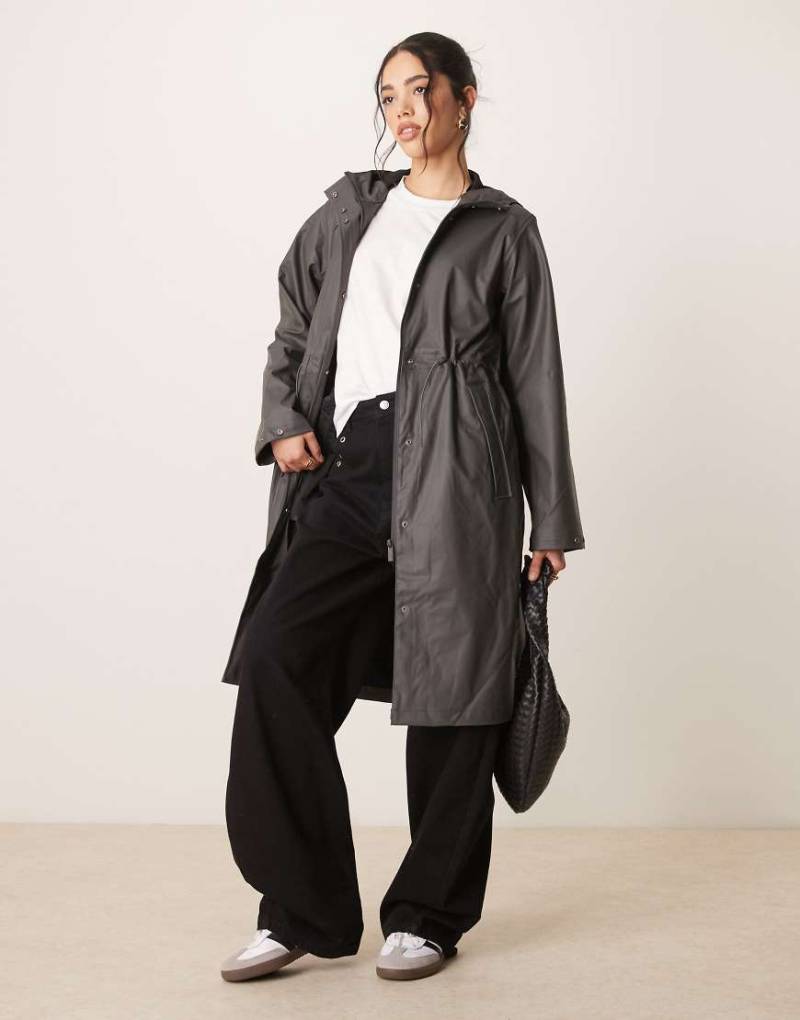Selected Femme - Longline-Regenmantel in Schwarz mit Knebelknöpfen in der Taille Selected Femme - Longline-Regenmantel in Schwarz mit Knebelknöpfen in der Taille von Selected