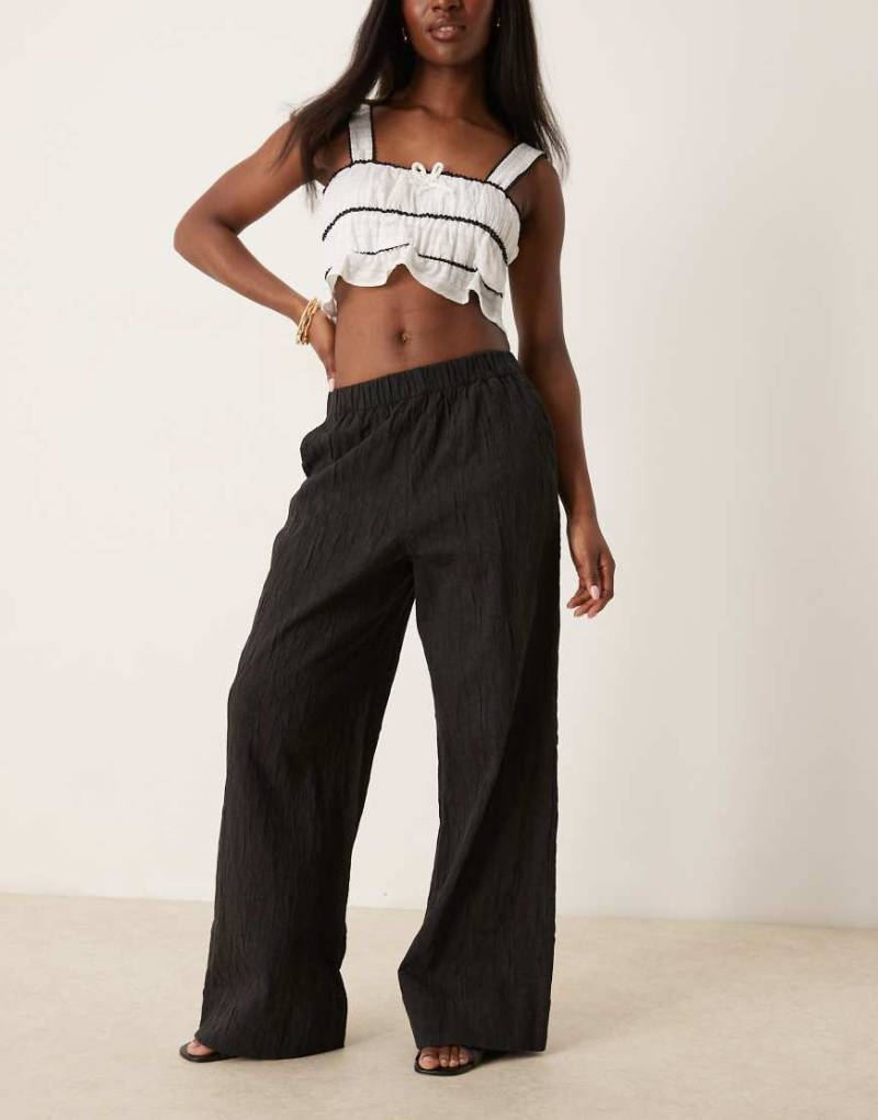 Selected Femme - Schwarze Hose mit strukturiertem Muster und lockerer Passform von Selected