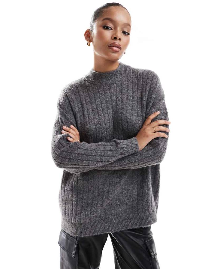 Selected Femme - Strukturierter Pullover aus Merino-Wollmix in Grau mit Rundhalsausschnitt von Selected