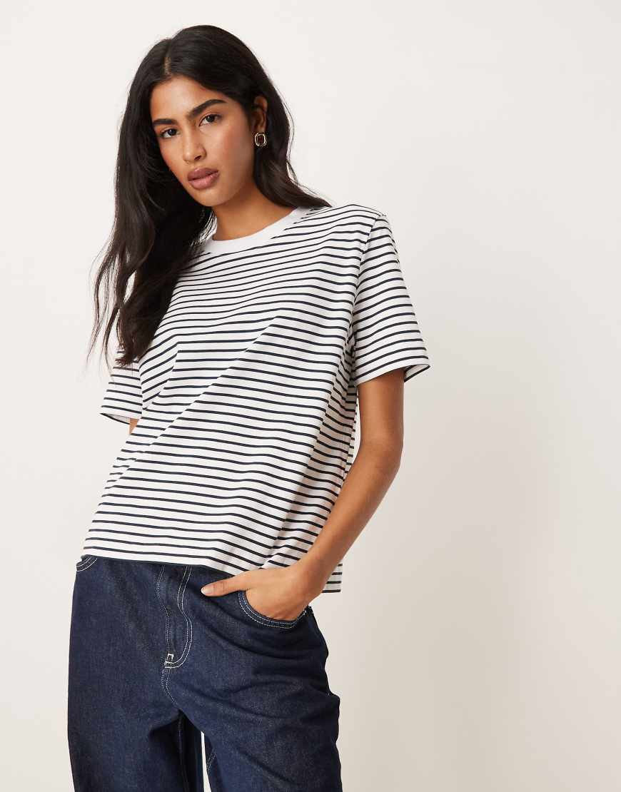 Selected Femme - T-Shirt in Weiß mit schwarzen dünnen Streifen-Bunt von Selected