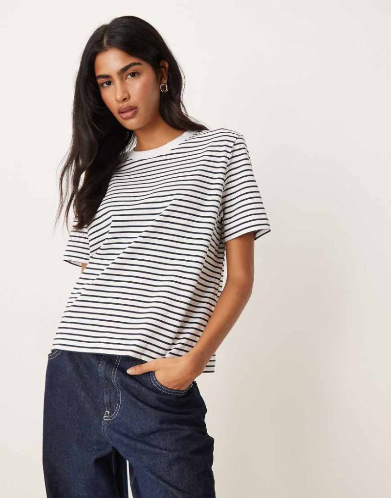 Selected Femme - T-Shirt in Weiß mit schwarzen dünnen Streifen-Bunt von Selected