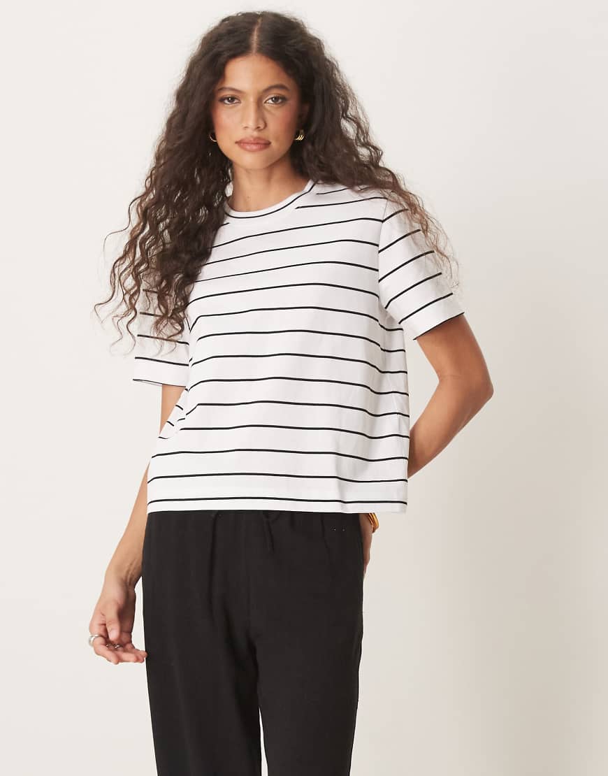 Selected Femme - T-Shirt in Weiß mit schwarzen dünnen Streifen-Marineblau von Selected