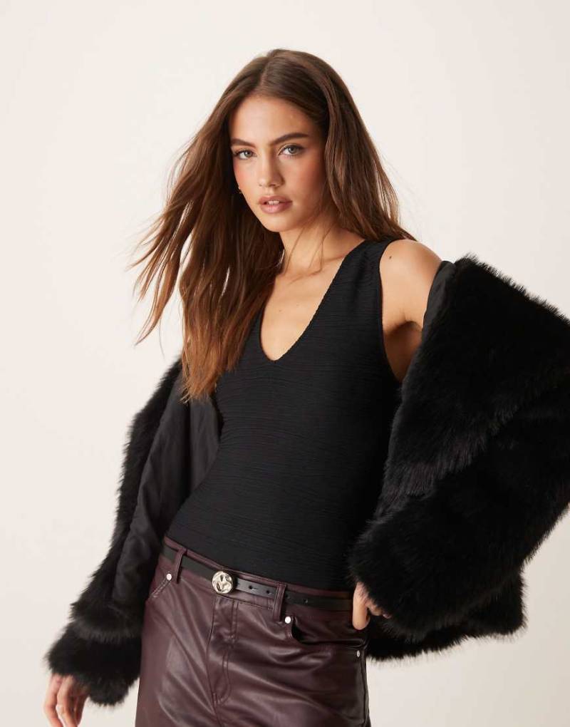 Selected Femme - Texturierter Body in glitzerndem Schwarz von Selected